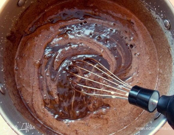 Соединить яичную и шоколадную массы и перемешать.