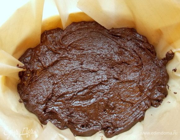 Ввести мучную массу и аккуратно перемешать лопаточкой до однородной массы. Небольшую форму застелить бумагой для выпечки или специальным ковриком и выложить массу. Разровнять.