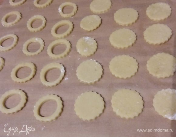 Выпекать в заранее разогретой до 200°С духовке (советую выпекать кружочки и колечки отдельно, потому, что время на их выпекание разное: для кружков ~ 9 минут, для колечка хватает и ~ 5). 