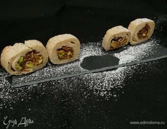 При подаче посыпать сахарной пудрой. 