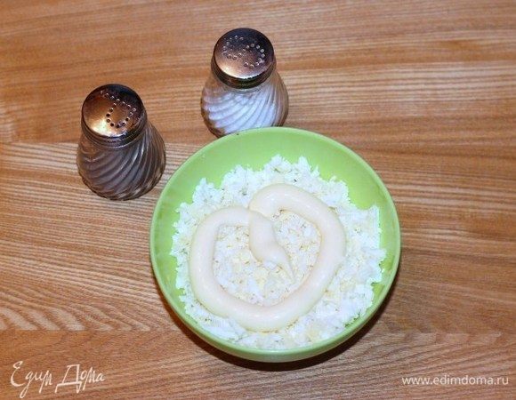 Яйца очистить и натереть на средней терке, добавить майонез и соль, перемешать.
