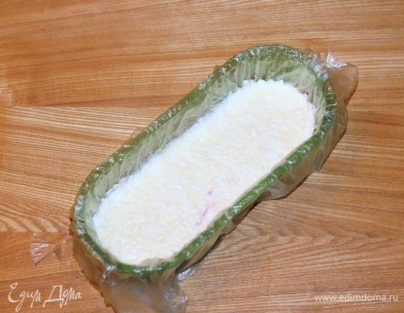 На свеклу выкладываем яичную смесь.
