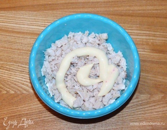 Куриное филе отварить в подсоленной воде с добавлением лаврового листа и перца горошком. Затем филе охладить, мелко нарезать и добавить майонез, перемешать.
