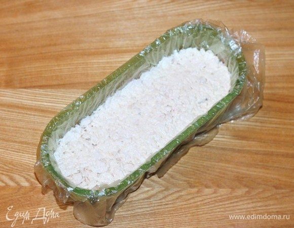 Выложить куриное филе на яичную смесь. 
