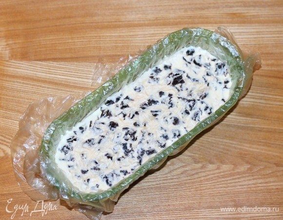 Смазать чернослив майонезом.
