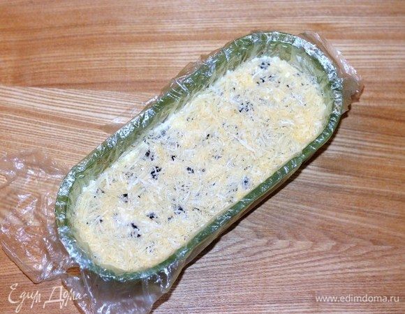 Завершающий слой — тертый на средней терке сыр. 
