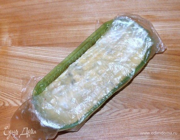 Накрыть салат пищевой пленкой и отправить в холодильник. Лучше всего на ночь. 
