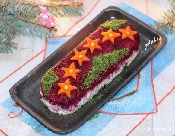 Достаем охлажденный салат из холодильника и переворачиваем на сервировочное блюдо. Охлажденный салат хорошо держит форму.
