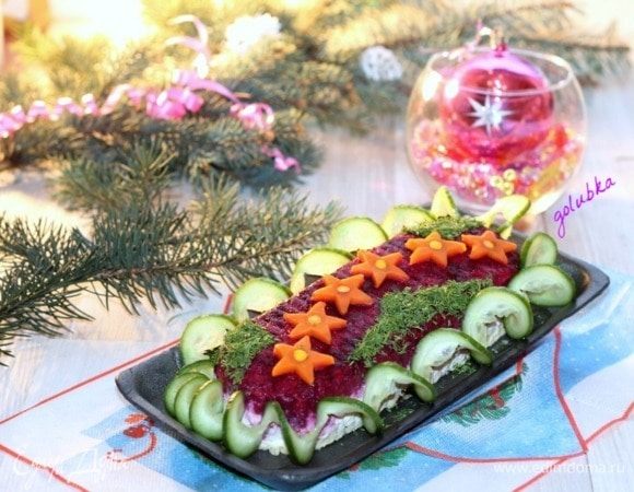 Готовим украшения для салата. Из моркови вырезаем звездочки. 
