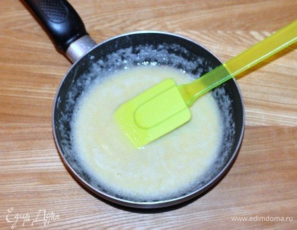Сливочное масло растопить, добавить муку, размешать и обжарить, так чтобы не было комочков.
