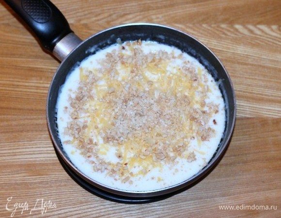 Очищенные орехи измельчить и добавить 2/3 часть в молочную смесь, перемешать. Величина помола орехов — по вкусу. 
