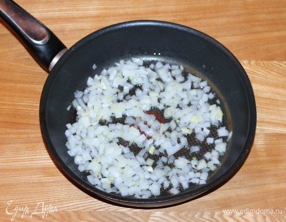 Очищенный репчатый лук мелко нарезать и обжарить на растительном масле до прозрачности.
