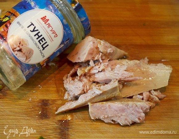 Тунца нарежьте на кусочки. Я использую консервированного тунца в оливковом масле ТМ «Магуро». Он обладает высокими вкусовыми качествами и, кроме того, масло, в котором тунец находится, пригодится нам для заправки.