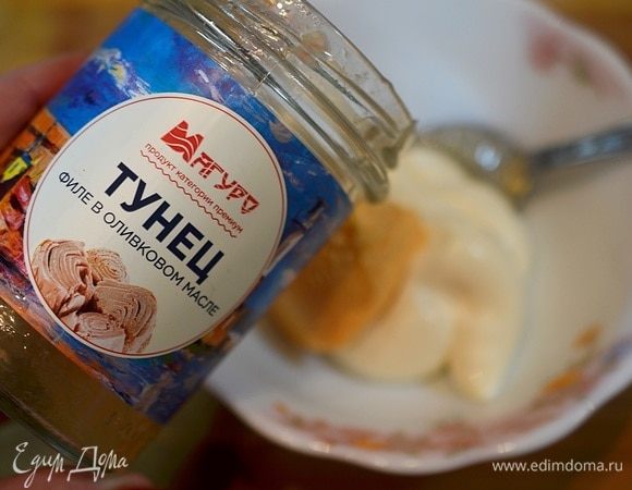 Для заправки смешаем икру мойвы, майонез и масло, в котором находился тунец. Хорошо перемешаем.