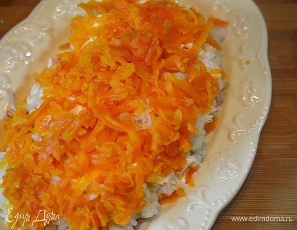 Затем слой натертой моркови.