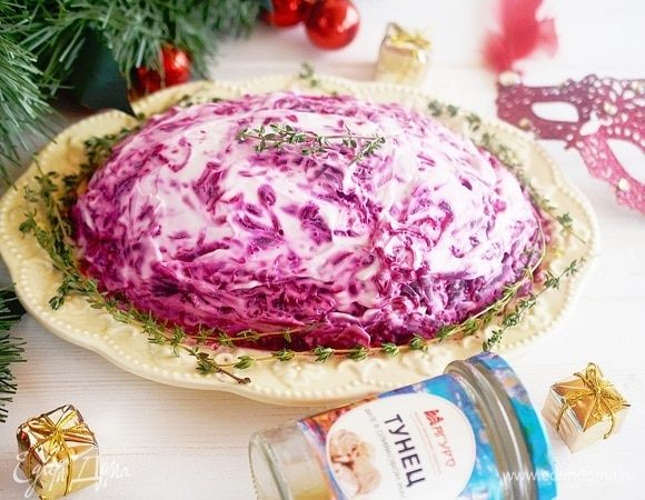 И последним слоем — натертая свекла. Обильно промазываем верх блюда заправкой и даем настояться несколько часов.