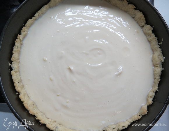 Начинку вылить на основу, поставить в духовку и выпекать при 180°С еще 25–30 минут. 
Готовая начинка будет немного дрожать в серединке. Поставить в холодильник для полного охлаждения.