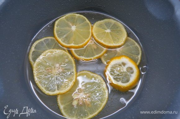 Для лимонных чипсов в сотейник выливаем воду и всыпаем сахар, доводим сироп до кипения. Лимон режем тоненькими кружочками и провариваем в сиропе пару минут. Затем подсушиваем в сушилке при температуре 70°С либо в духовке. Для красоты такие чипсы можно покрыть пищевой серебристой пыльцой (кандурином). Украшаем тарт лимонными чипсами.