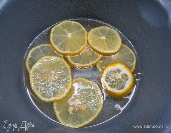 Для лимонных чипсов в сотейник выливаем воду и всыпаем сахар, доводим сироп до кипения. Лимон режем тоненькими кружочками и провариваем в сиропе пару минут. Затем подсушиваем в сушилке при температуре 70°С либо в духовке. Для красоты такие чипсы можно покрыть пищевой серебристой пыльцой (кандурином). Украшаем тарт лимонными чипсами.