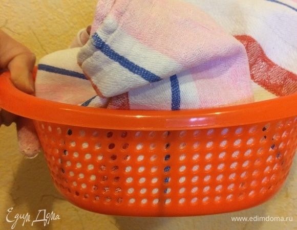 У меня нет корзины для расстойки, и я делаю так: в обычное сито кладу полотенце и посыпаю его мукой (кукурузной или семолиной).