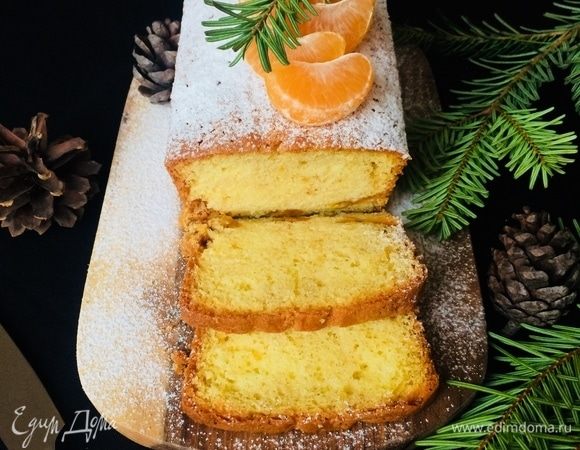 Готовый кекс слегка остудить в форме, а затем переложить на блюдо и посыпать сахарной пудрой.