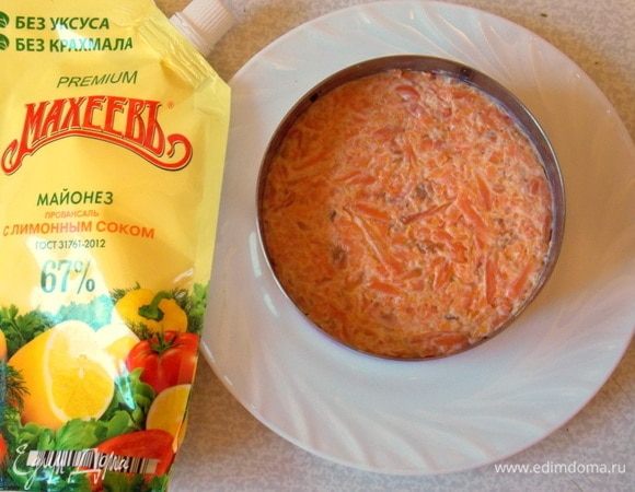 Вареную морковь натереть на крупной терке, добавить одну столовую ложку майонеза ТМ «МахеевЪ» с лимонным соком и перемешать. Плотно уложить сверху на свекольный слой.