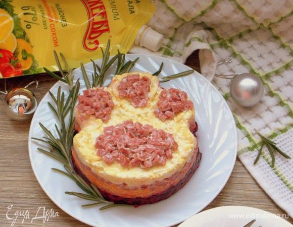 Снимаем сервировочное кольцо. При помощи оставленной колбасной массы делаем подушечки лапки, а затем при помощи ножа и пальцев (обязательно надевайте перчатку) придаем форму лапки.