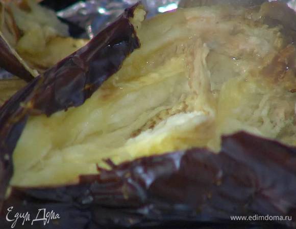 Баклажаны часто наколоть вилкой, поместить в небольшой глубокий противень, выстеленный фольгой, и запекать под разогретым грилем до готовности, затем очистить от кожуры, мякоть измельчить при помощи ножа и вилки.