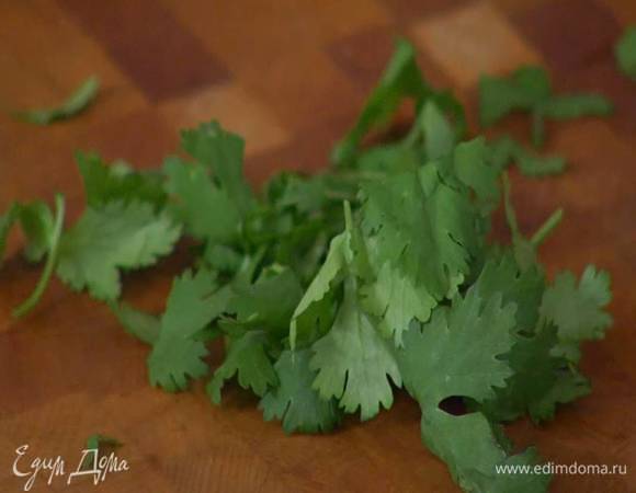 Кинзу мелко порубить.