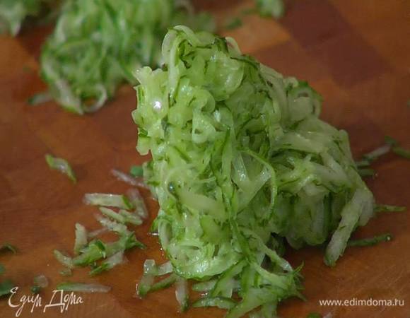 Огурец, не очищая, натереть на крупной терке, промокнуть бумажным полотенцем и добавить к баклажанам.