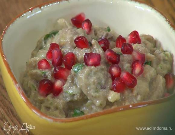 Чеснок почистить, мелко порубить и добавить в баклажанную массу, все перемешать, разложить в пиалы и посыпать зернами граната.