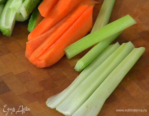Морковь почистить и нарезать длинными палочками.