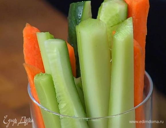Огурцы и сельдерей нарезать такими же палочками.
