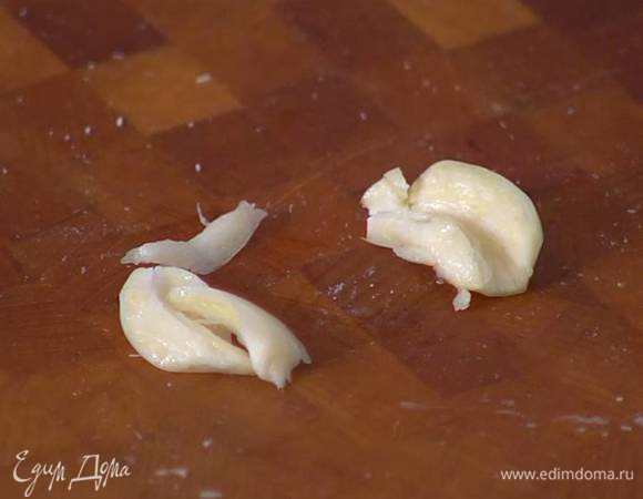 Чеснок почистить и раздавить плоской стороной ножа.