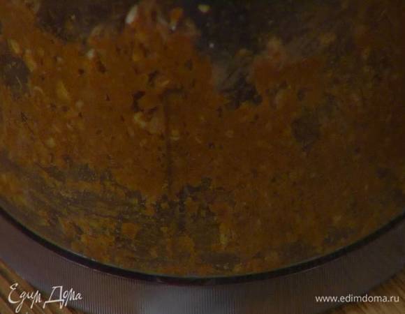 Приготовить маринад: в чаше блендера соединить натертый имбирь, чеснок, бадьян, куркуму, корицу, зерна кардамона, зиру, соль и все измельчить, затем влить оливковое масло и все немного взбить.