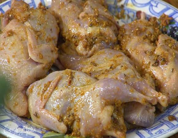 Тушки перепелок смазать маринадом со всех сторон и внутри, дать постоять при комнатной температуре.