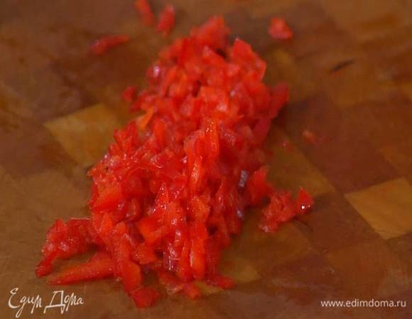 Перец чили, удалив семена, мелко порубить.
