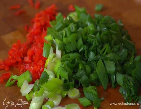 Зеленый лук тонко порезать.