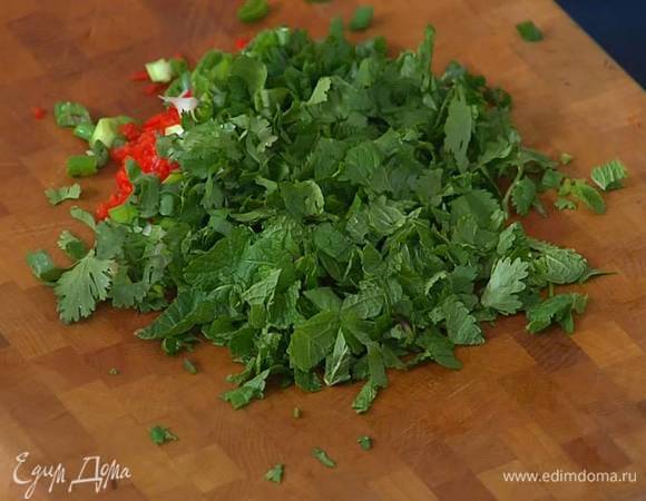 Листья мяты и кинзы крупно порубить.