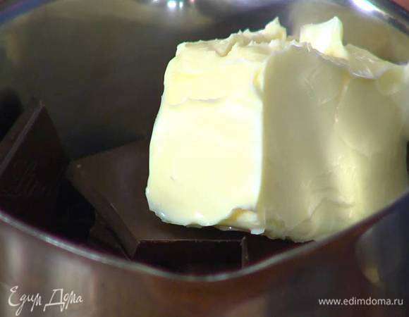 Шоколад поломать на кусочки, поместить в кастрюлю, добавить сливочное масло и растопить все на небольшом огне, затем снять с плиты, влить молоко и перемешать.