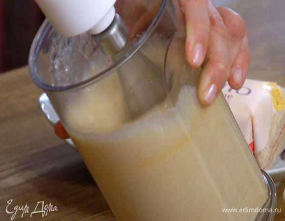 Белый и коричневый сахар соединить с яйцами и взбить блендером с насадкой-венчиком в воздушную, пышную массу.