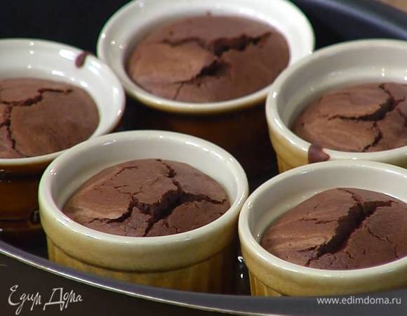 Готовый фондан через сито посыпать какао и украсить кондитерскими снежинками.