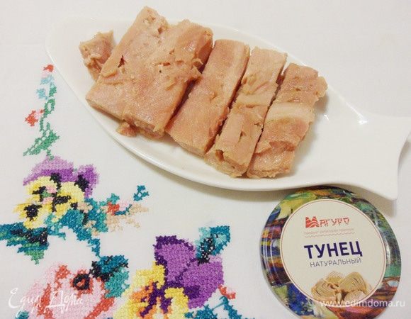 Брусочки филе тунца достойного вида и веса. Цвет филе нежно-розовый. Запах приятный, рыбный, натуральный, невыраженный. Консистенция более плотная, чем у обычных консервов. Вкус нежный, сравним со вкусом диетического мяса.