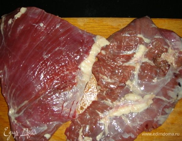 Мясо помыть и обсушить бумажными полотенцами. У меня два плоских кусочка по 500 г.