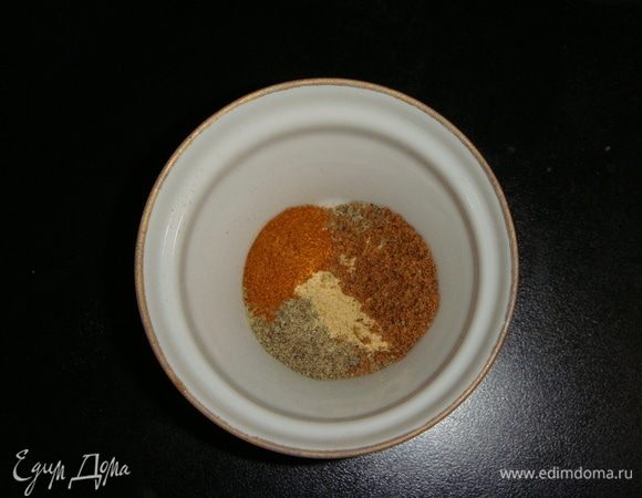 Перец черный и красный, имбирь, мускатный орех и приправу для мяса смешать.