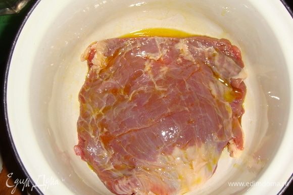 Мясо обмазать горчичным маслом и специями. Сложить в кастрюлю.
