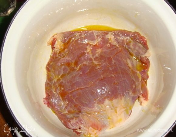 Мясо обмазать горчичным маслом и специями. Сложить в кастрюлю.
