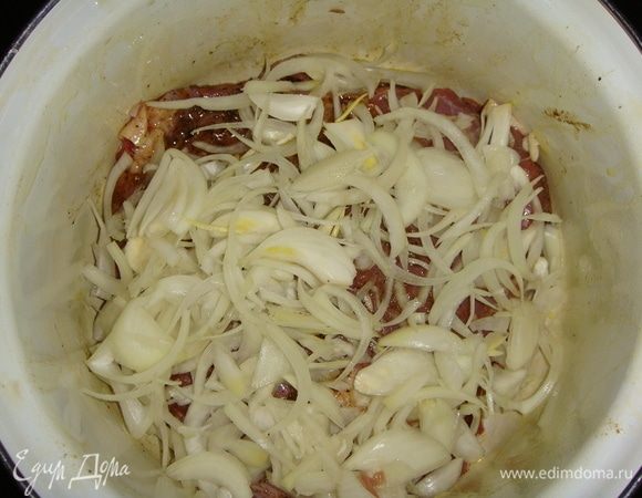 Добавить тонко нарезанный полукольцами лук.