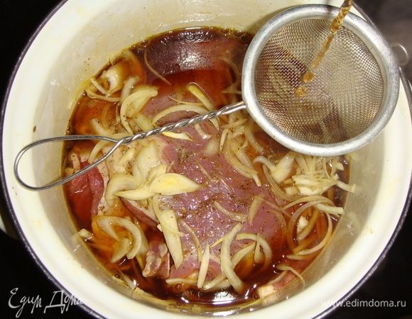 Влить в мясо процеженную кофейную смесь, накрыть крышкой и оставить на 1 час при комнатной температуре. Затем убрать на ночь в холодильник.