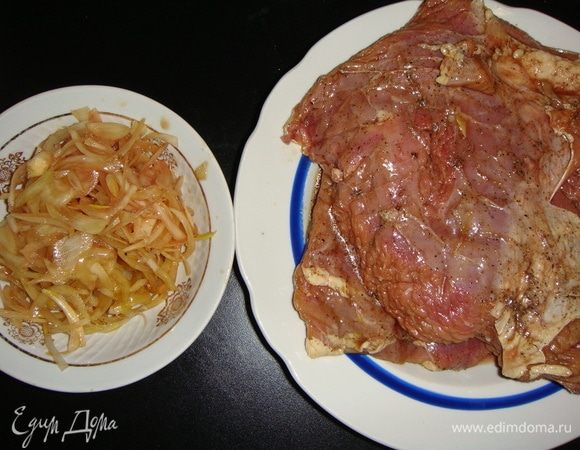 Вынуть мясо из маринада, лук слегка отжать и отложить.